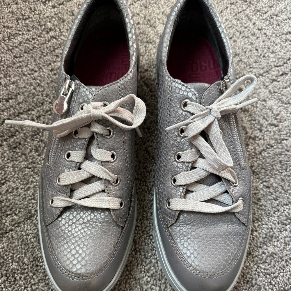 Munro sneaker